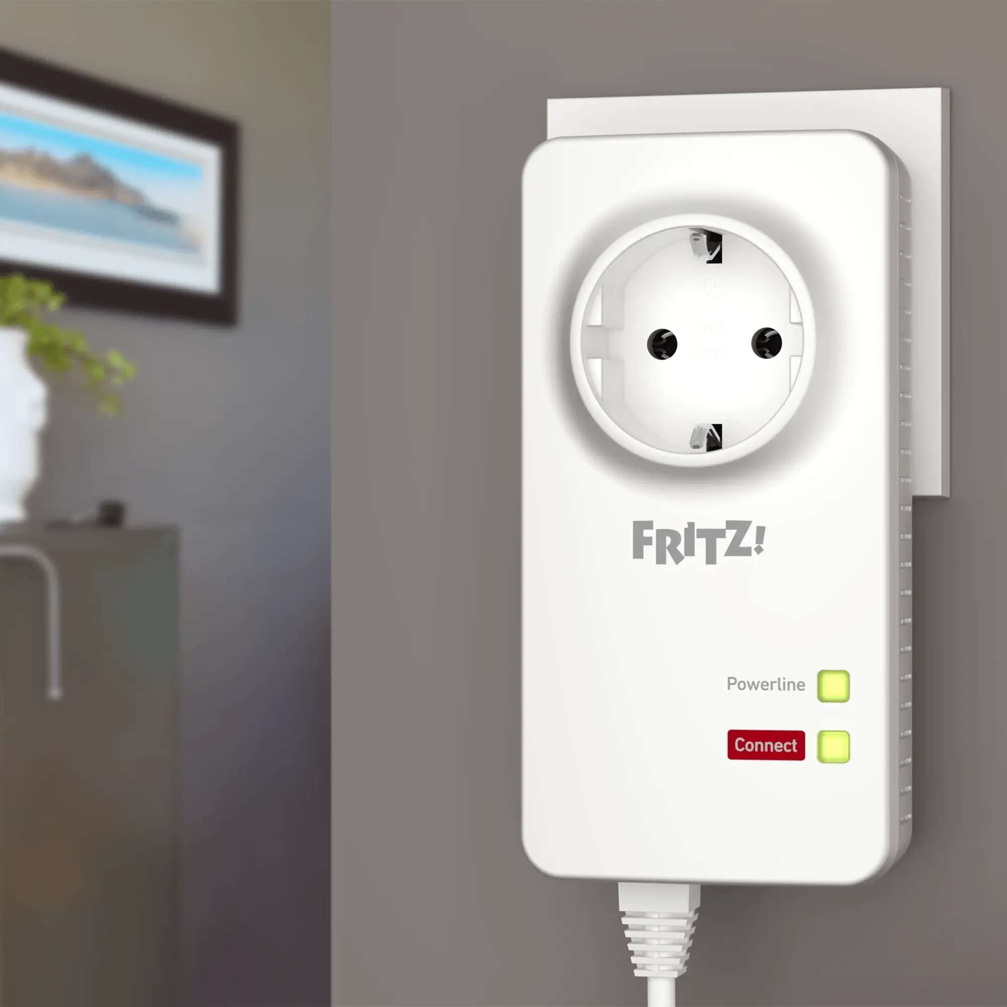 FRITZ!Powerline 1220 Netzwerkadapter mit Powerline und Connect-Statusanzeigen an der Wand.