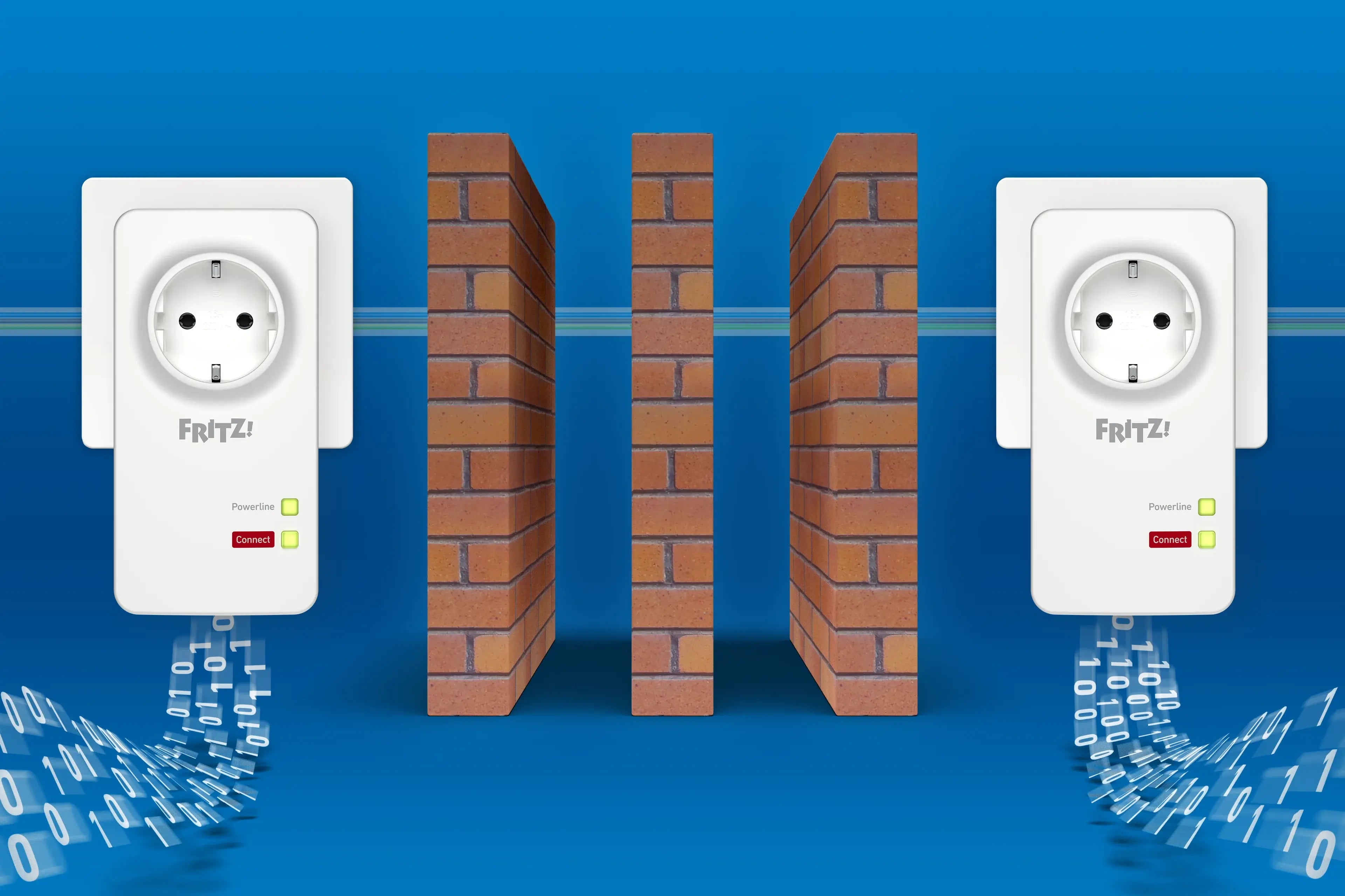 Fritz!Box-Powerline-Adapter verbinden zwei Räume über Mauern für stabile Internetverbindung.