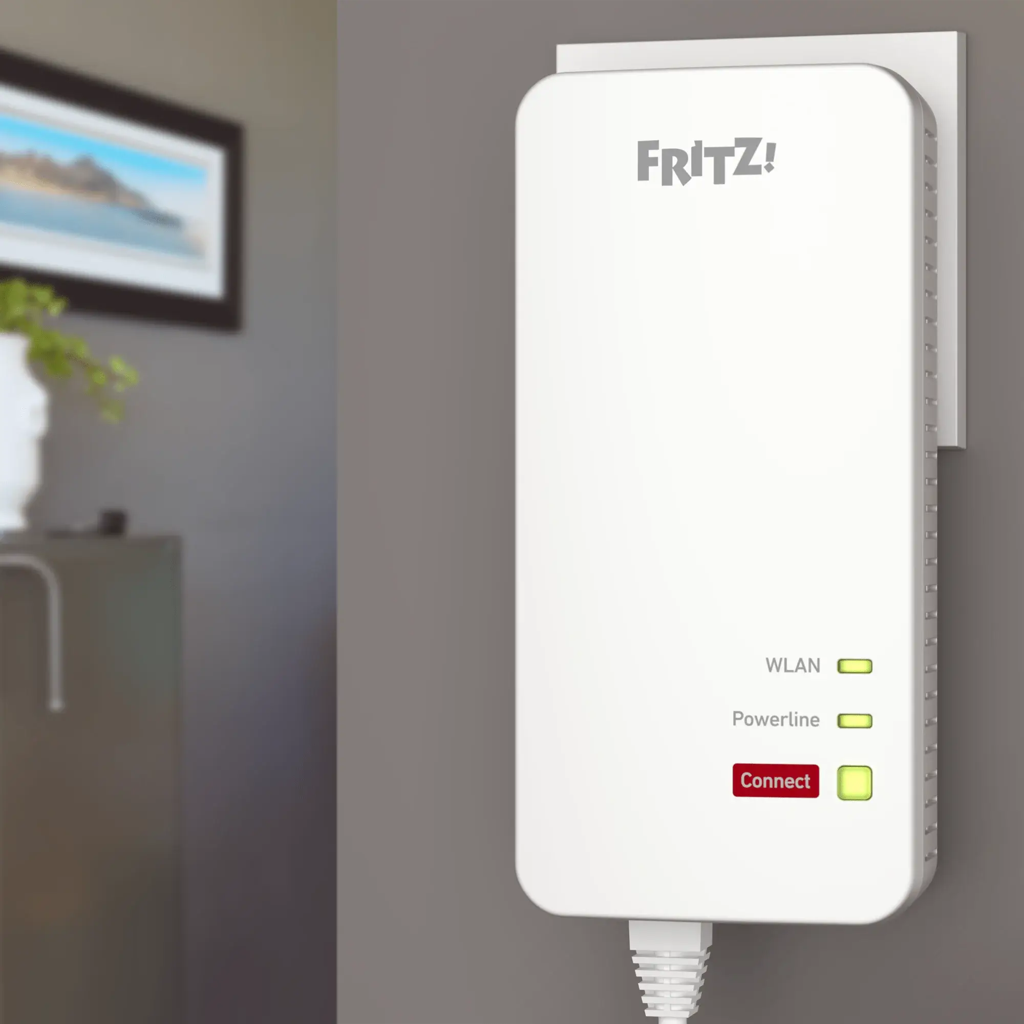 FRITZ!Powerline 1240 AX Gerät mit Anzeige für WLAN und Powerline-Connektivität auf grauem Hintergrund.