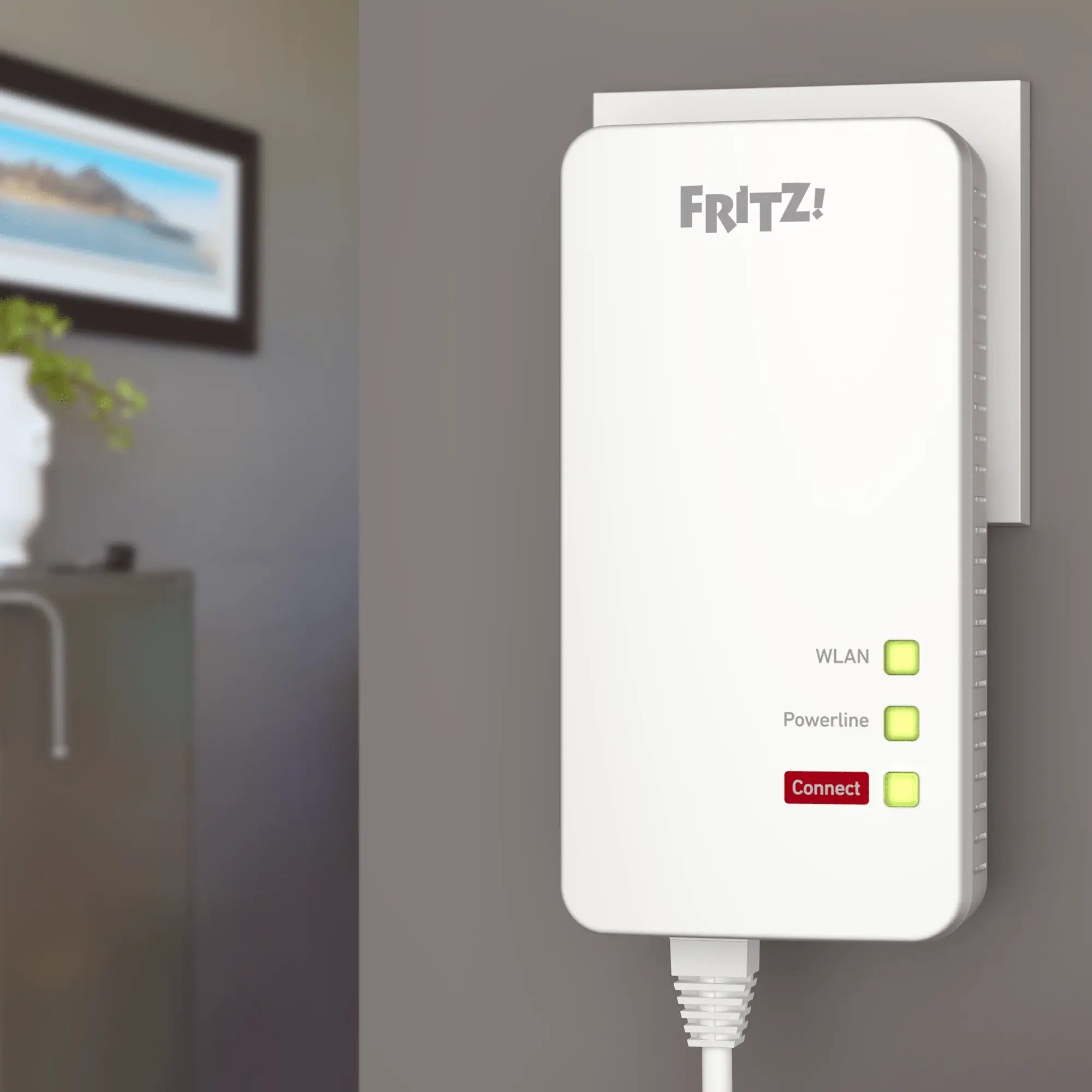 FRITZ!Powerline 1260 Netzgerät mit WLAN- und Powerline-Anzeige auf grauem Hintergrund
