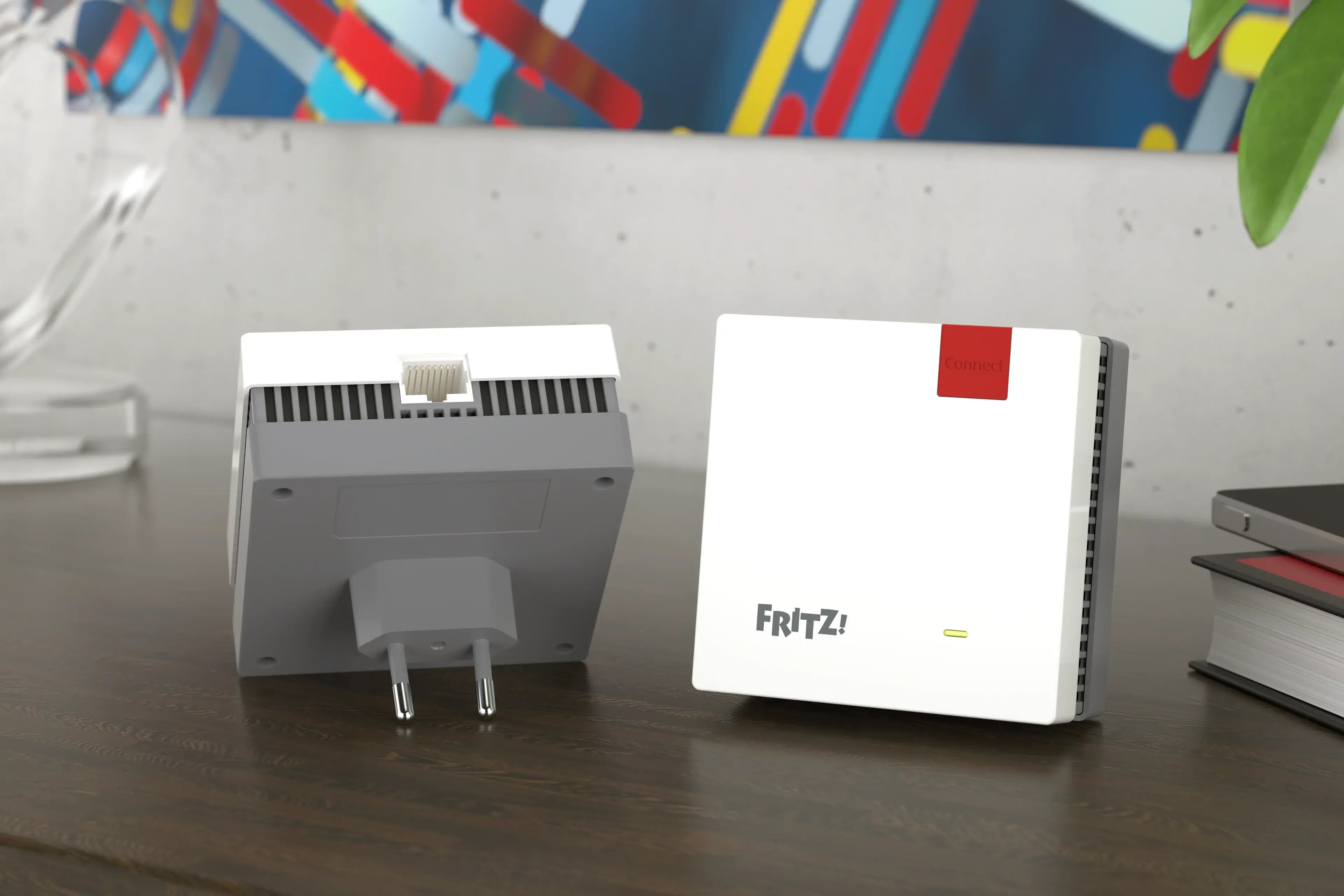 Fritz!Box Router im modernen Wohnambiente, zeigt Vorder- und Rückansicht auf einem Tisch.